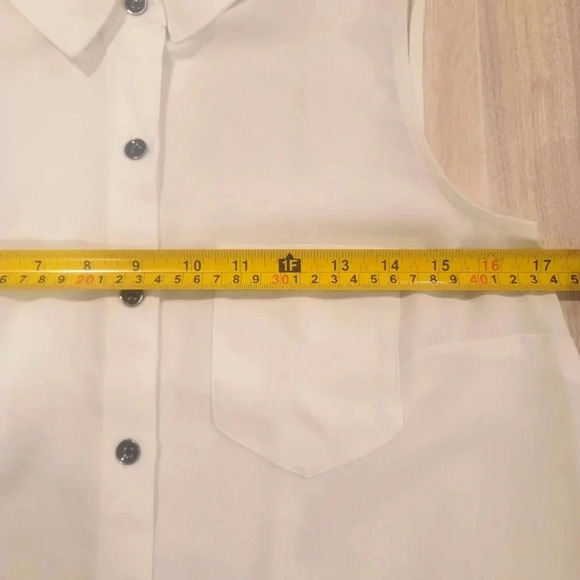 CAbi Style #3439 Pleated Hem Sleeveless Blouse Top Size XS White Button Up - Picture 9 of 10